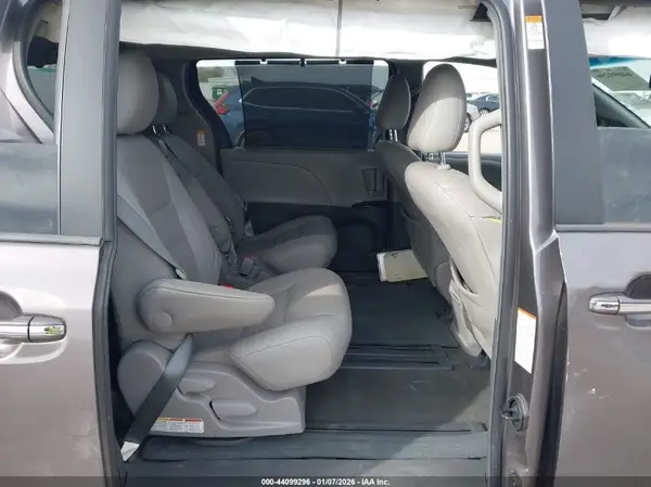 5TDYZ3DC4HS780091 2017 TOYOTA SIENNA - Image 8