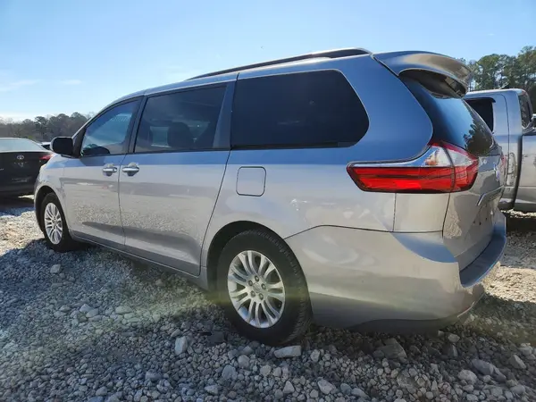 5TDYZ3DC4HS780284 2017 TOYOTA SIENNA - Image 2