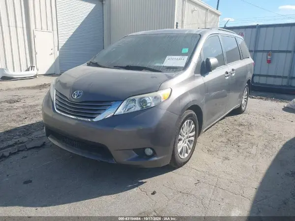 5TDYZ3DC4HS781421 2017 TOYOTA SIENNA - Image 2