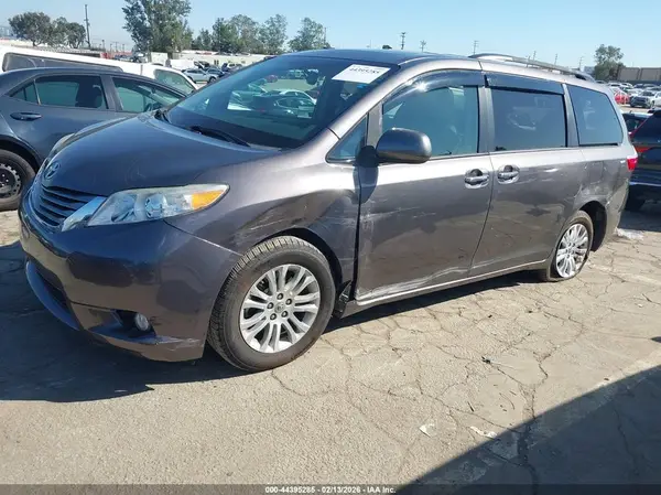 5TDYZ3DC4HS784965 2017 TOYOTA SIENNA - Image 2