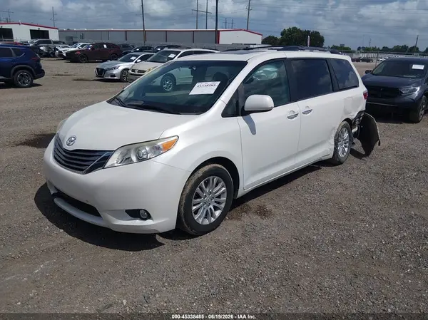 5TDYZ3DC4HS791902 2017 TOYOTA SIENNA - Image 2
