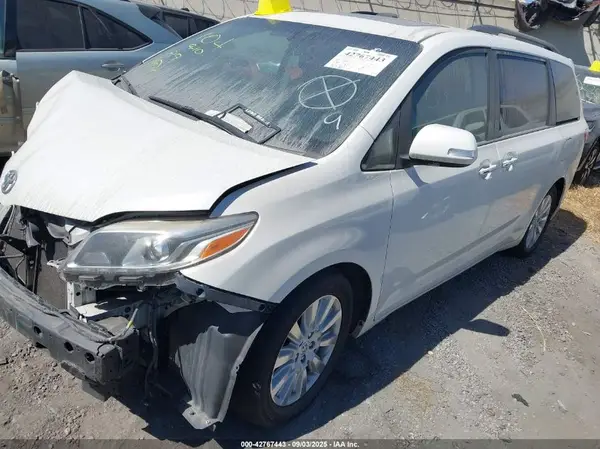 5TDYZ3DC4HS792287 2017 TOYOTA SIENNA - Image 2