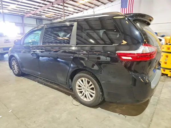 5TDYZ3DC4HS796601 2017 TOYOTA SIENNA - Image 2