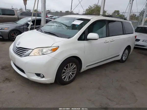 5TDYZ3DC4HS796887 2017 TOYOTA SIENNA - Image 2