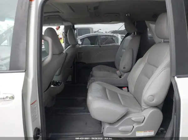 5TDYZ3DC4HS796887 2017 TOYOTA SIENNA - Image 8