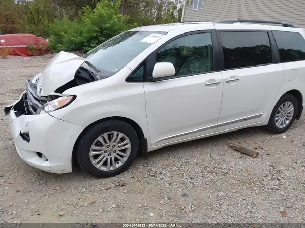 5TDYZ3DC4HS798039 2017 TOYOTA SIENNA - Image 2