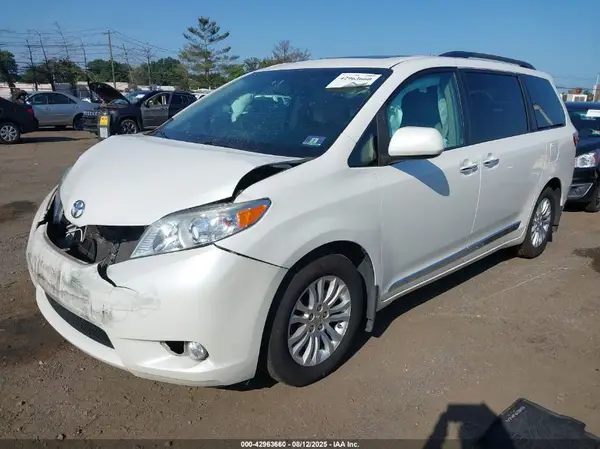 5TDYZ3DC4HS798395 2017 TOYOTA SIENNA - Image 2