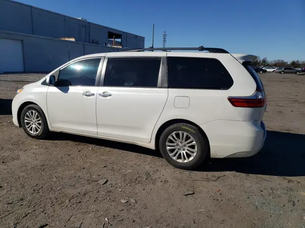 5TDYZ3DC4HS799658 2017 TOYOTA SIENNA - Image 2