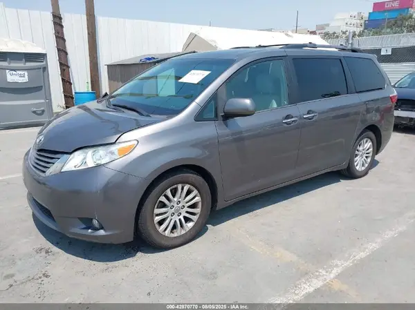 5TDYZ3DC4HS803563 2017 TOYOTA SIENNA - Image 2