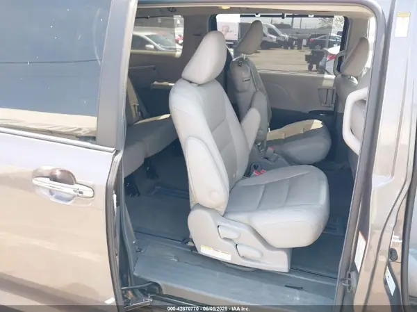 5TDYZ3DC4HS803563 2017 TOYOTA SIENNA - Image 8