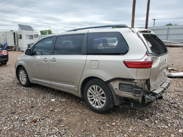 5TDYZ3DC4HS808083 2017 TOYOTA SIENNA - Image 2