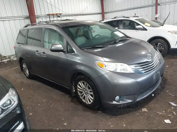5TDYZ3DC4HS808486 2017 TOYOTA SIENNA - Image 1