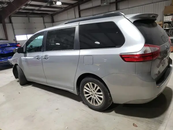 5TDYZ3DC4HS809265 2017 TOYOTA SIENNA - Image 2