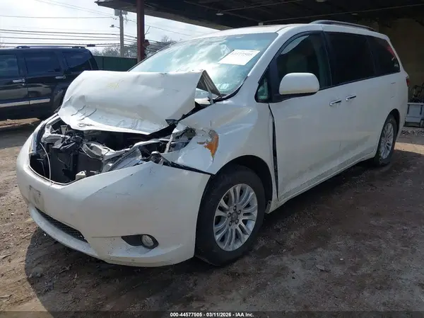 5TDYZ3DC4HS809430 2017 TOYOTA SIENNA - Image 2