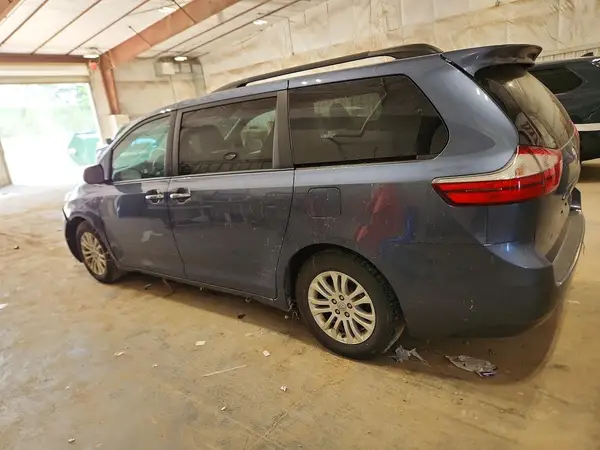 5TDYZ3DC4HS809525 2017 TOYOTA SIENNA - Image 2
