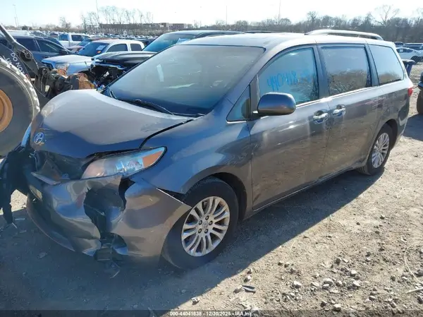 5TDYZ3DC4HS811484 2017 TOYOTA SIENNA - Image 2