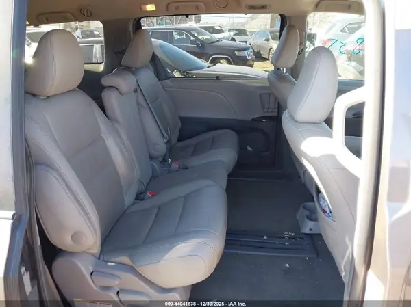 5TDYZ3DC4HS811484 2017 TOYOTA SIENNA - Image 8