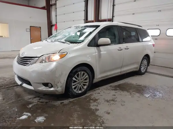 5TDYZ3DC4HS812165 2017 TOYOTA SIENNA - Image 2