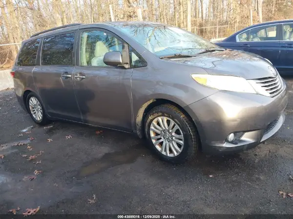 5TDYZ3DC4HS814692 2017 TOYOTA SIENNA - Image 1