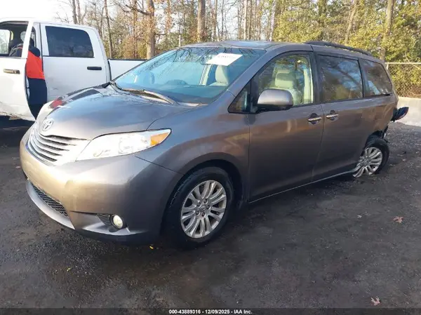 5TDYZ3DC4HS814692 2017 TOYOTA SIENNA - Image 2