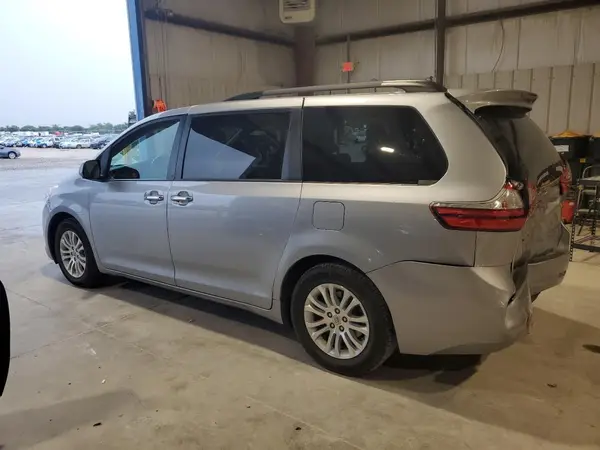 5TDYZ3DC4HS815017 2017 TOYOTA SIENNA - Image 2