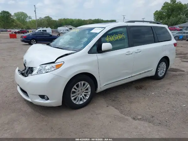 5TDYZ3DC4HS815406 2017 TOYOTA SIENNA - Image 2