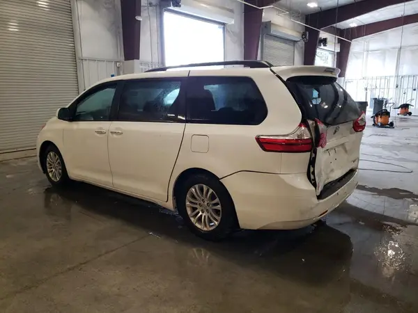5TDYZ3DC4HS816605 2017 TOYOTA SIENNA - Image 2