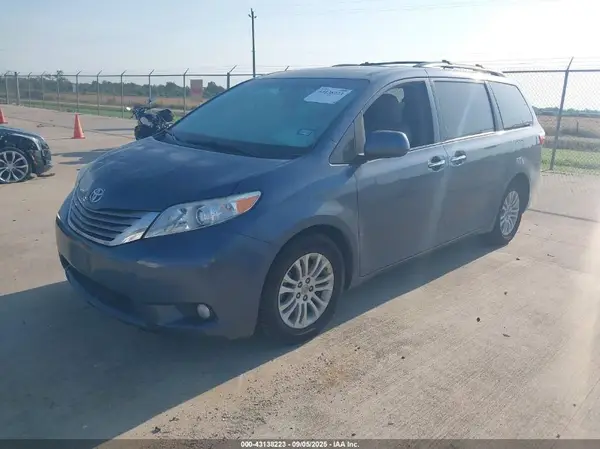 5TDYZ3DC4HS820282 2017 TOYOTA SIENNA - Image 2