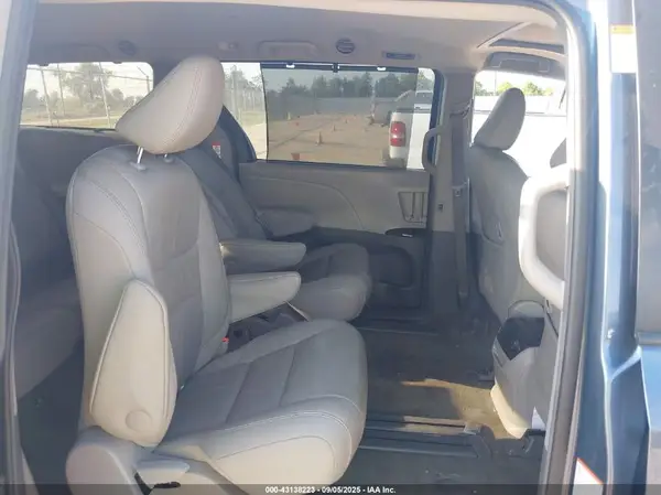 5TDYZ3DC4HS820282 2017 TOYOTA SIENNA - Image 8