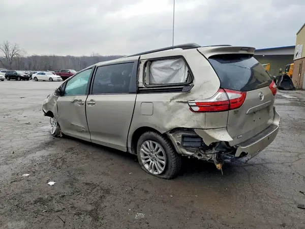 5TDYZ3DC4HS821030 2017 TOYOTA SIENNA - Image 2