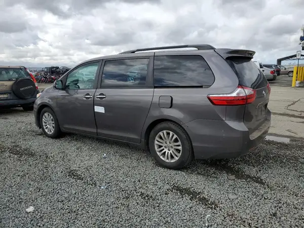 5TDYZ3DC4HS822338 2017 TOYOTA SIENNA - Image 2