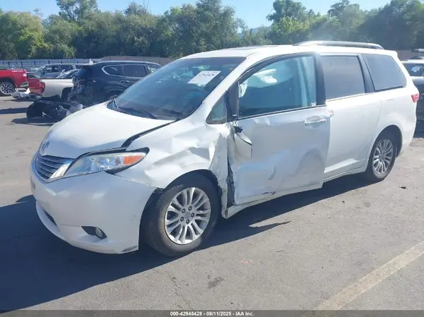 5TDYZ3DC4HS823151 2017 TOYOTA SIENNA - Image 2