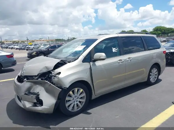 5TDYZ3DC4HS823392 2017 TOYOTA SIENNA - Image 2