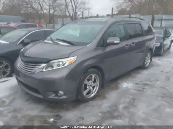 5TDYZ3DC4HS823666 2017 TOYOTA SIENNA - Image 2