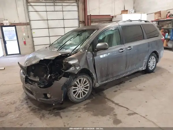 5TDYZ3DC4HS826387 2017 TOYOTA SIENNA - Image 2