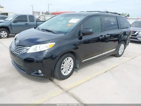 5TDYZ3DC4HS826468 2017 TOYOTA SIENNA - Image 2