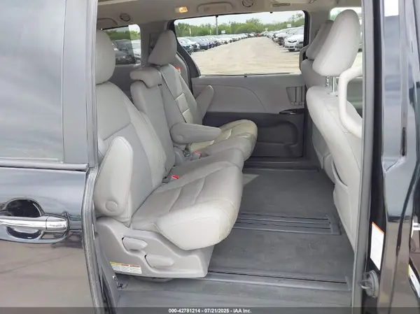 5TDYZ3DC4HS826468 2017 TOYOTA SIENNA - Image 8