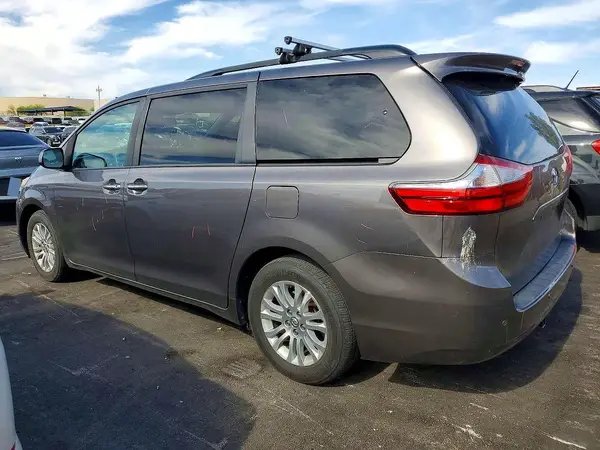 5TDYZ3DC4HS828348 2017 TOYOTA SIENNA - Image 2