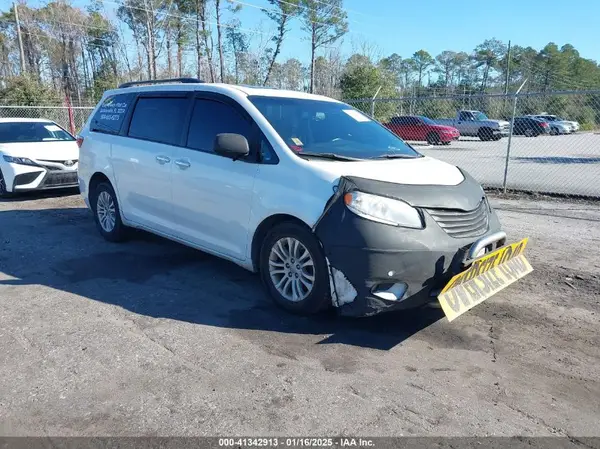 5TDYZ3DC4HS833744 2017 TOYOTA SIENNA - Image 1