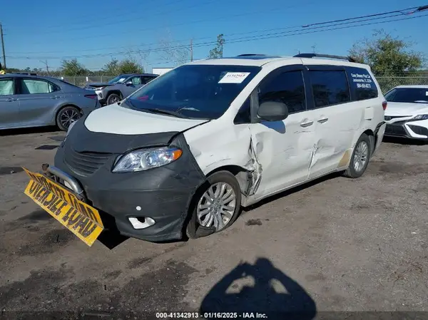 5TDYZ3DC4HS833744 2017 TOYOTA SIENNA - Image 2
