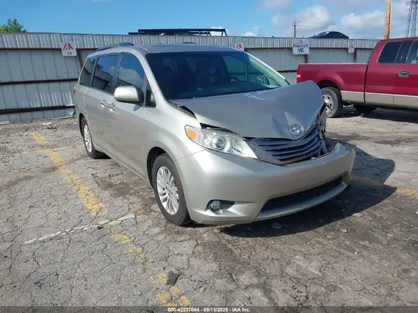 5TDYZ3DC4HS837017 2017 TOYOTA SIENNA - Image 1