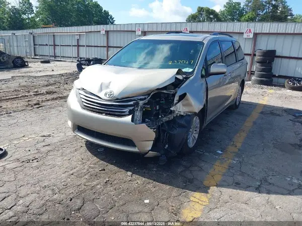 5TDYZ3DC4HS837017 2017 TOYOTA SIENNA - Image 2