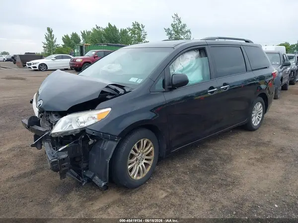 5TDYZ3DC4HS839480 2017 TOYOTA SIENNA - Image 2