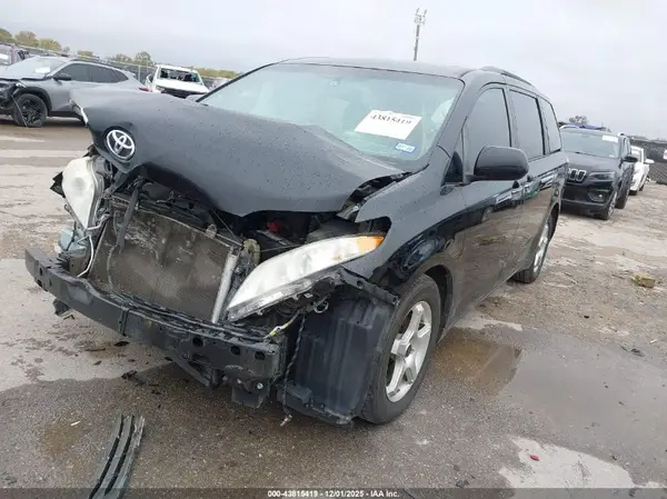 5TDYZ3DC4HS844274 2017 TOYOTA SIENNA - Image 2