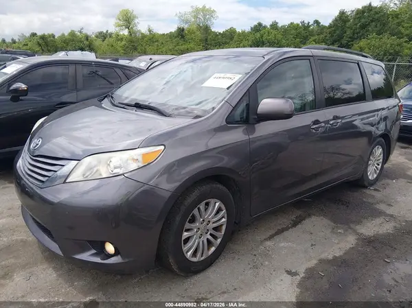 5TDYZ3DC4HS846042 2017 TOYOTA SIENNA - Image 2