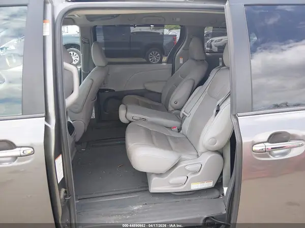 5TDYZ3DC4HS846042 2017 TOYOTA SIENNA - Image 8