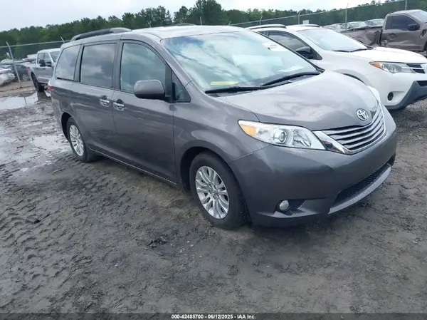 5TDYZ3DC4HS847000 2017 TOYOTA SIENNA - Image 1