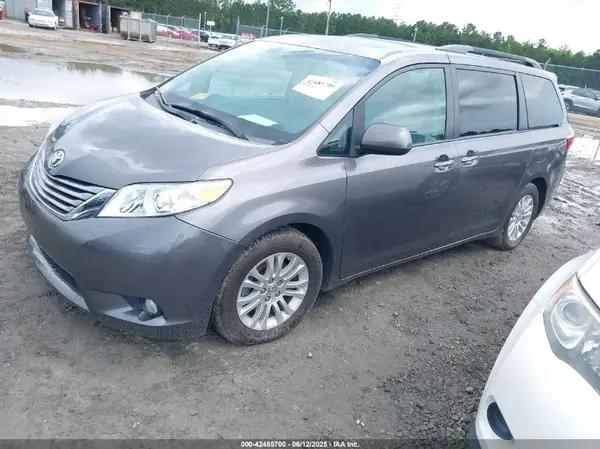 5TDYZ3DC4HS847000 2017 TOYOTA SIENNA - Image 2