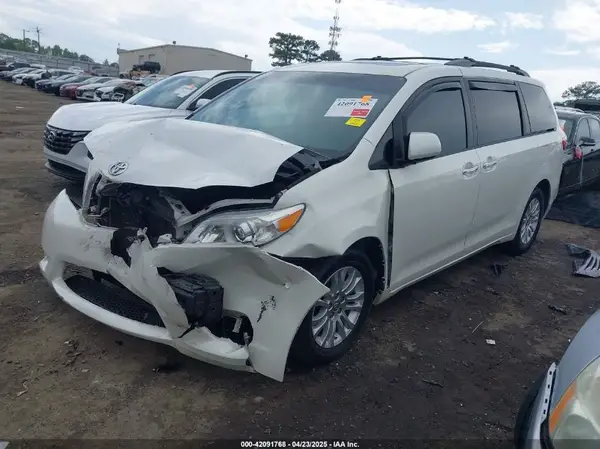 5TDYZ3DC4HS847398 2017 TOYOTA SIENNA - Image 2
