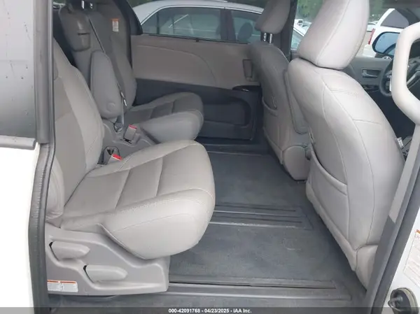 5TDYZ3DC4HS847398 2017 TOYOTA SIENNA - Image 8